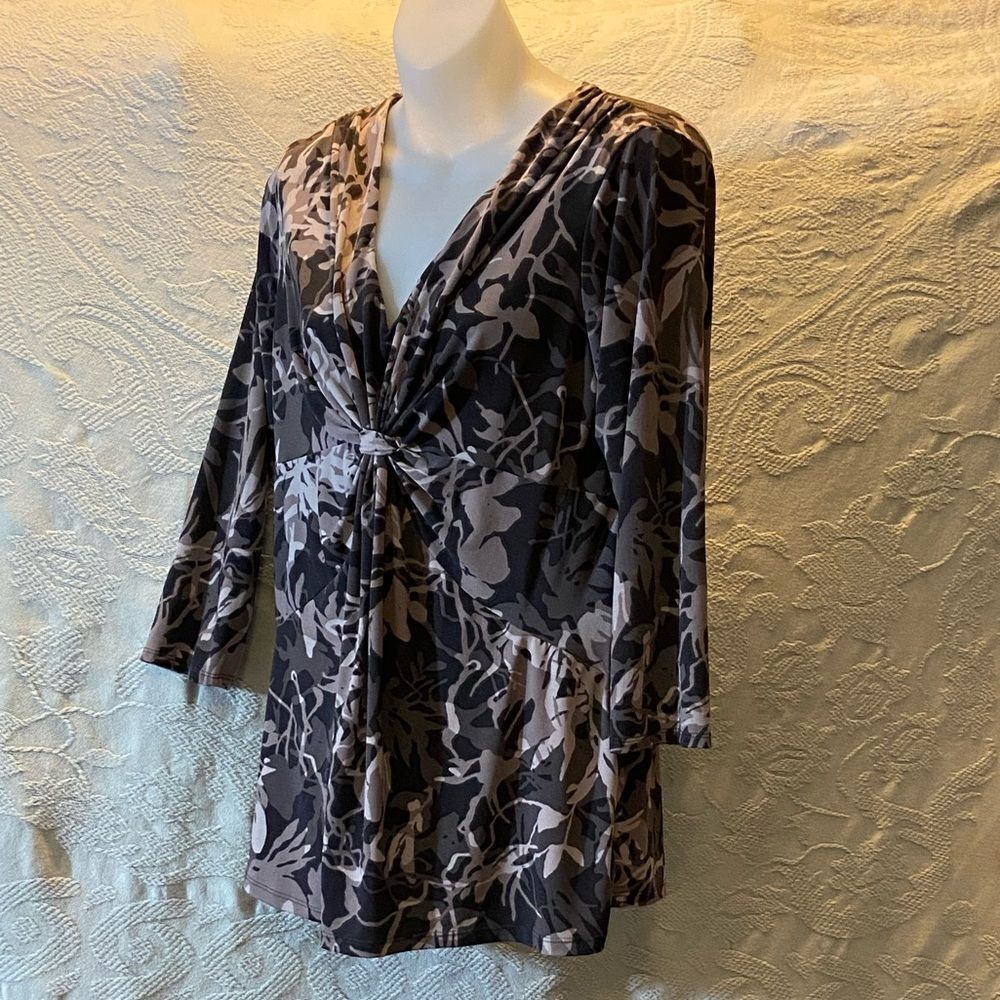 10/$50 Floral Print V-Neck Women Top Size L. No Branding Label